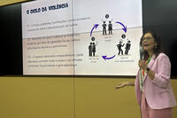 Secretária da Mulher, Eliane Bombardelli, ministrou, na manhã desta sexta (28) a primeira palestra voltada a servidores públicos municipais e membros de conselhos
