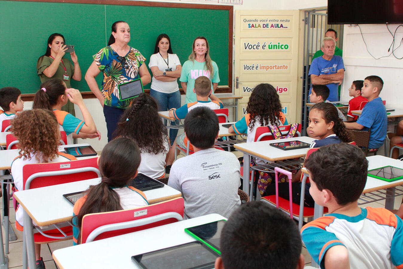 Alunos do 4º ano da Escola Reinaldo Arrosi recebem tablets