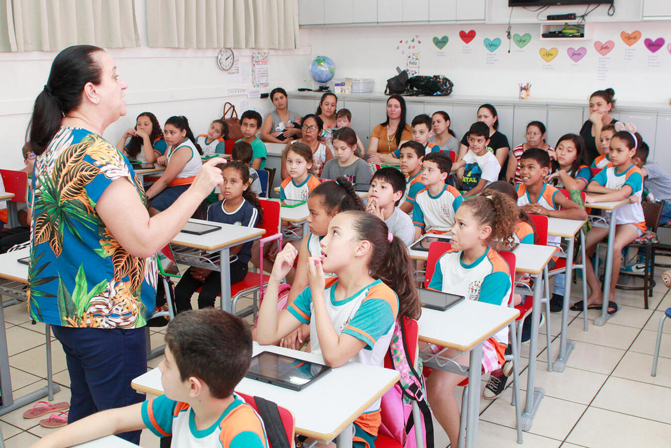 Alunos do 4º ano da Escola Reinaldo Arrosi recebem tablets