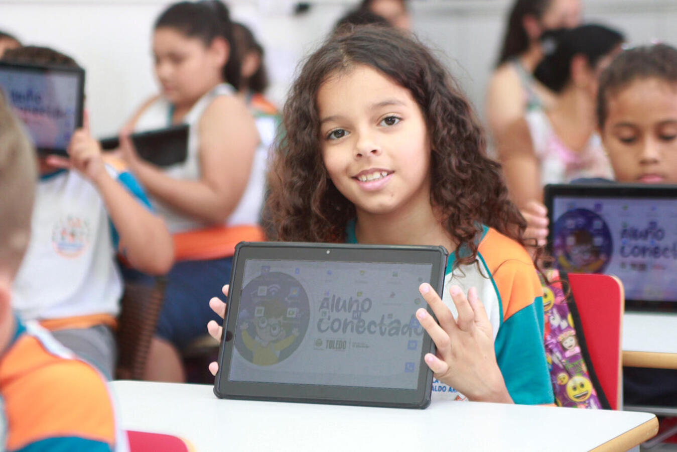 Alunos do 4º ano da Escola Reinaldo Arrosi recebem tablets