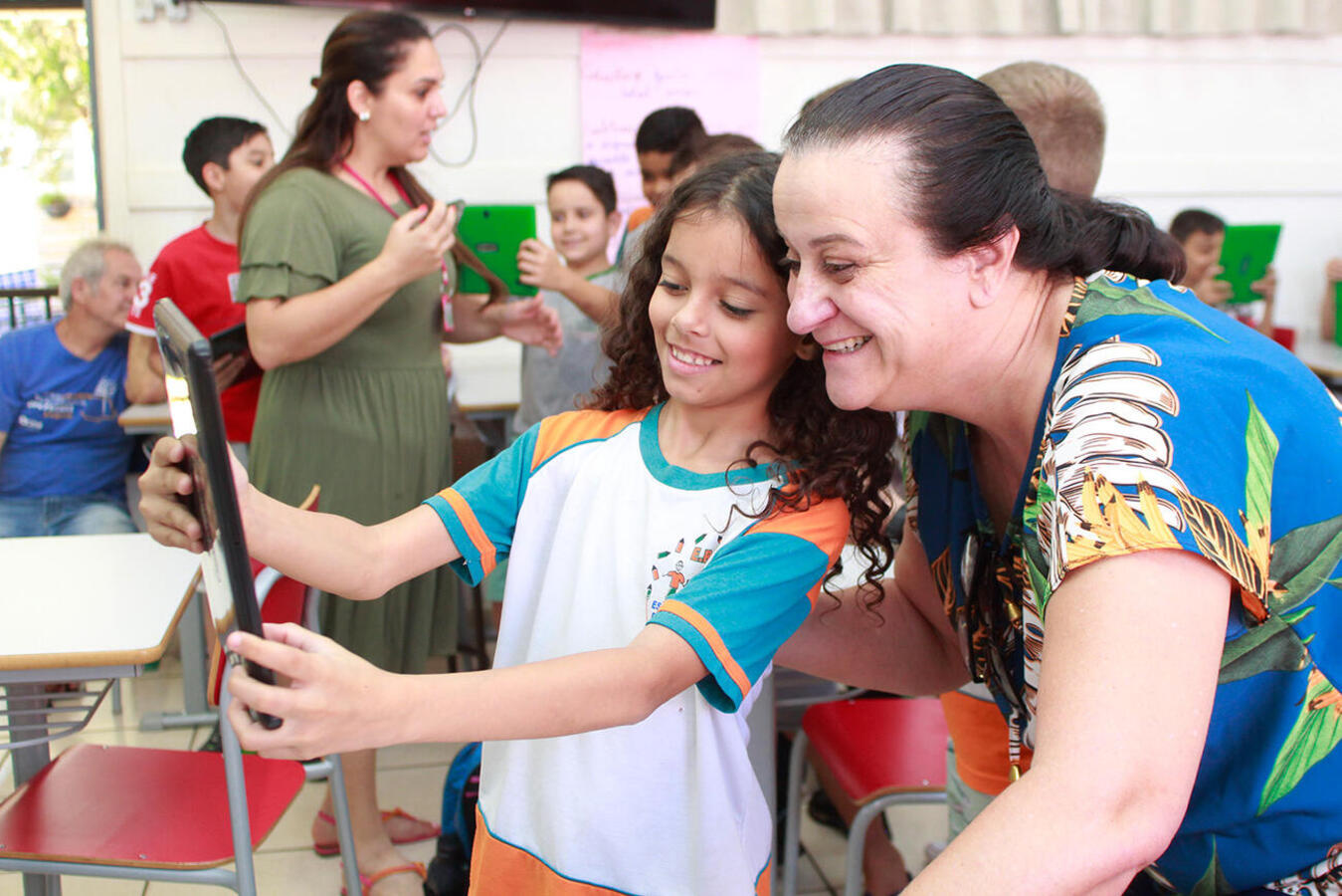 Alunos do 4º ano da Escola Reinaldo Arrosi recebem tablets