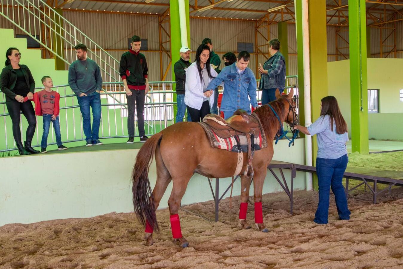 Inclusão: emoção marca a entrega da nova estrutura para a equoterapia