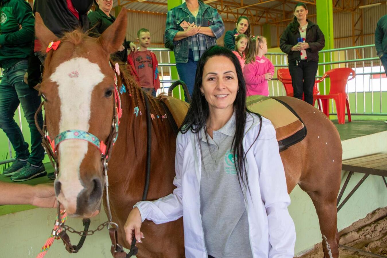 Inclusão: emoção marca a entrega da nova estrutura para a equoterapia