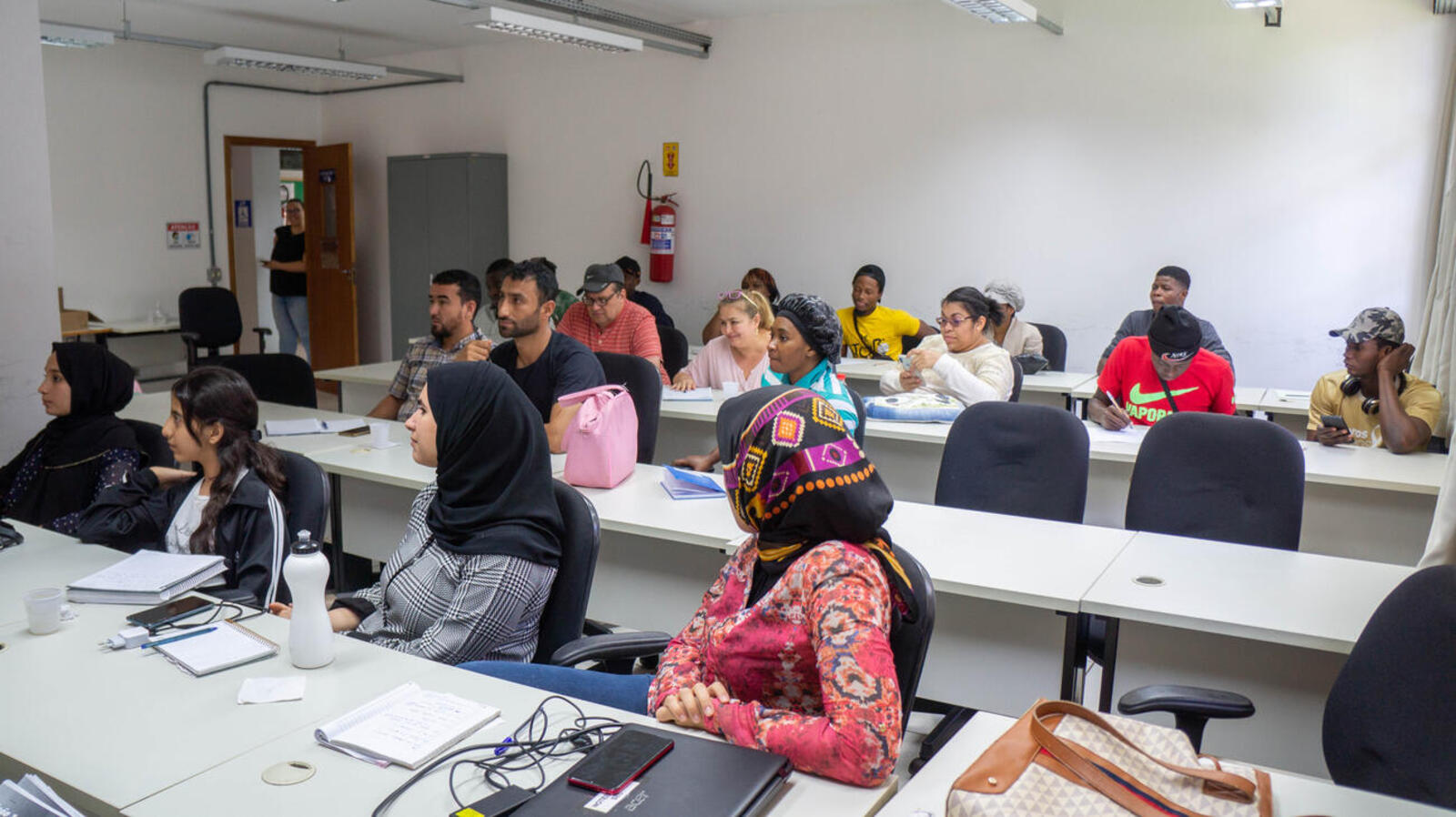 Curso de português para imigrantes visa habilitar os alunos a falarem, lerem e escreverem no nosso idioma, inserindo-os no contexto social e cultural do Brasil