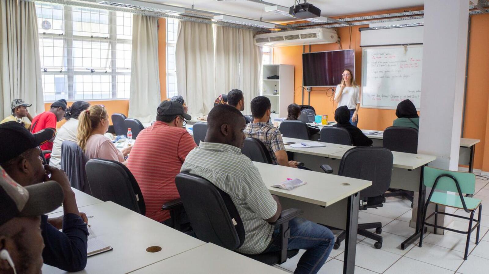 Curso de português para imigrantes visa habilitar os alunos a falarem, lerem e escreverem no nosso idioma, inserindo-os no contexto social e cultural do Brasil