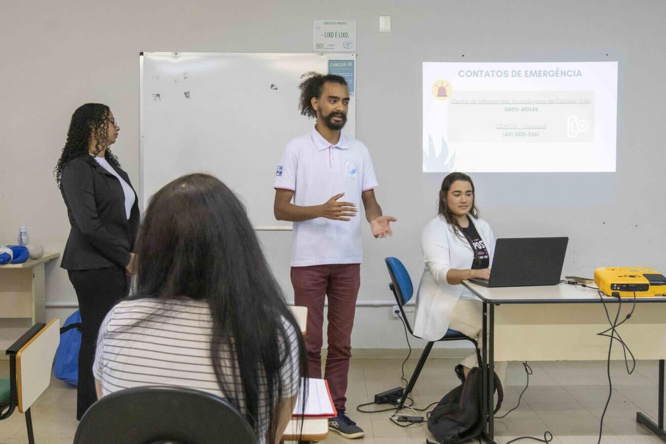 Durante o curso foram ensinados procedimentos de primeiros socorros em situações de engasgos, parada cardiorrespiratória e possíveis viroses