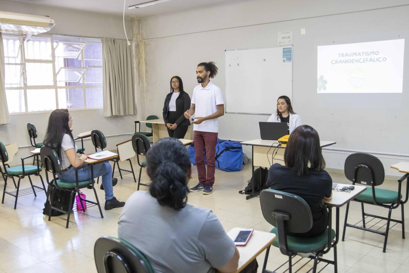 Durante o curso foram ensinados procedimentos de primeiros socorros em situações de engasgos, parada cardiorrespiratória e possíveis viroses