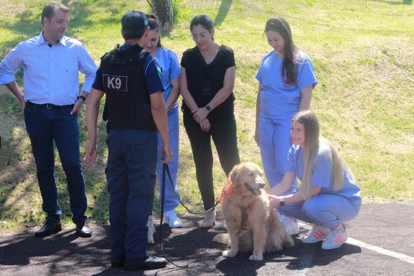 A solenidade de entrega do CastraMóvel contou com a presença de diversas autoridades, mas quem chamou a atenção foram os “aumigos” Tchutchucão e Dolly
