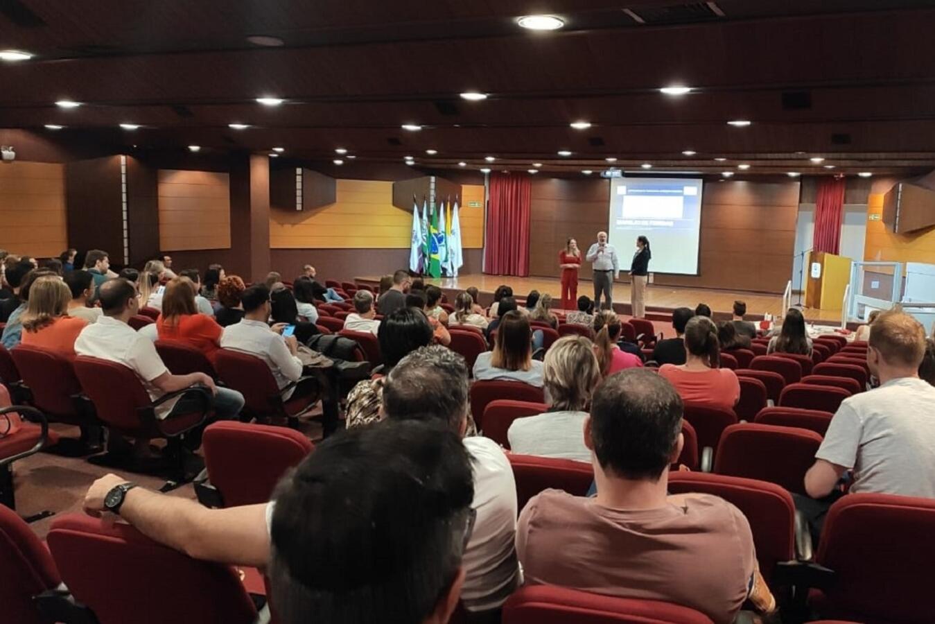 Ambulatório de Feridas e Ostomias, na UBS do Coopagro, ampliou horário de atendimento e gama de serviços; mudança é um dos temas de curso realizado no câmpus I da Unipar