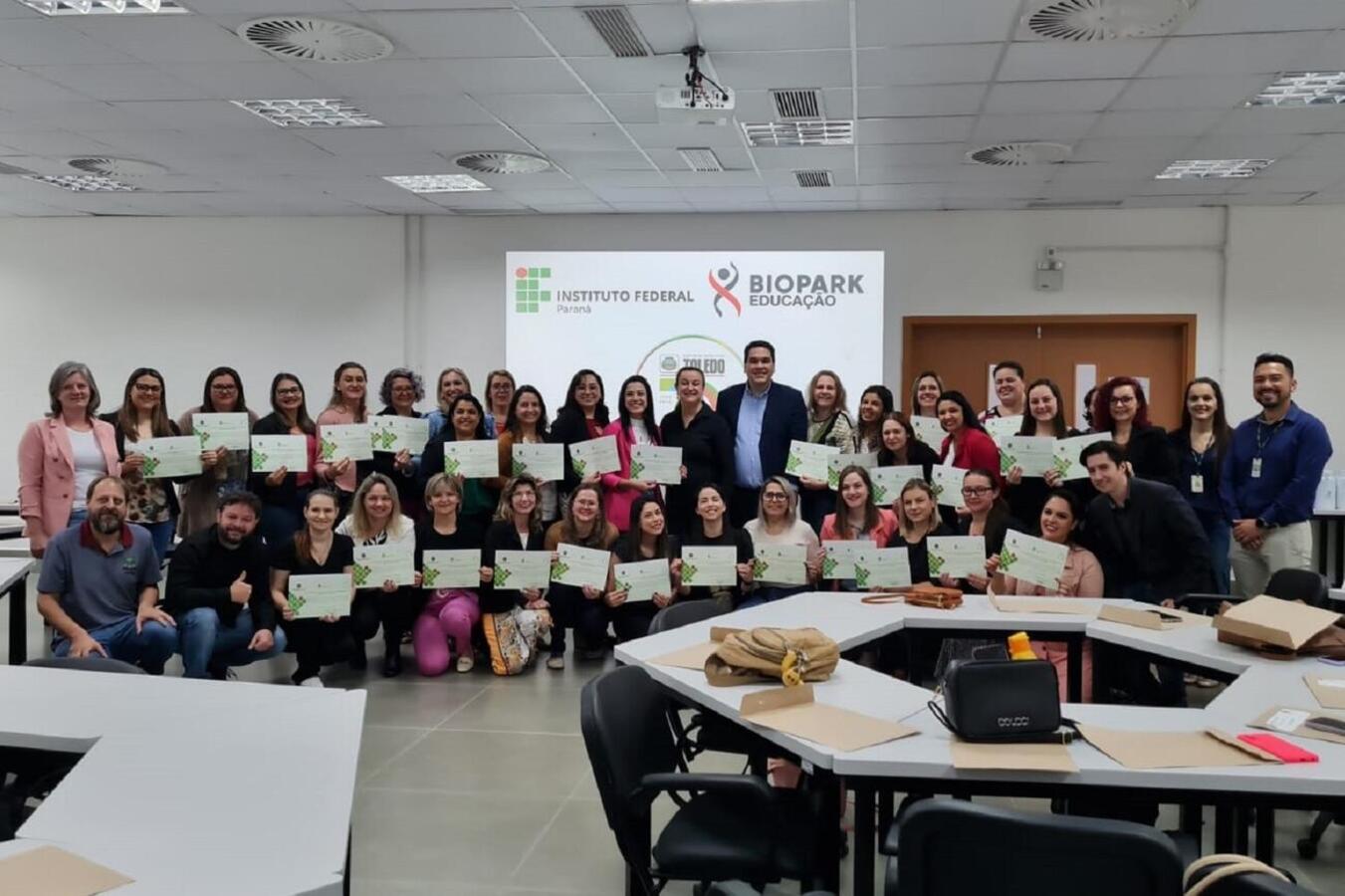 Com 40 horas de duração, formação, realizada nas instalações do Biopark Educação, integra ações do Aluno Conectado e foi ministrada por professores do IFPR