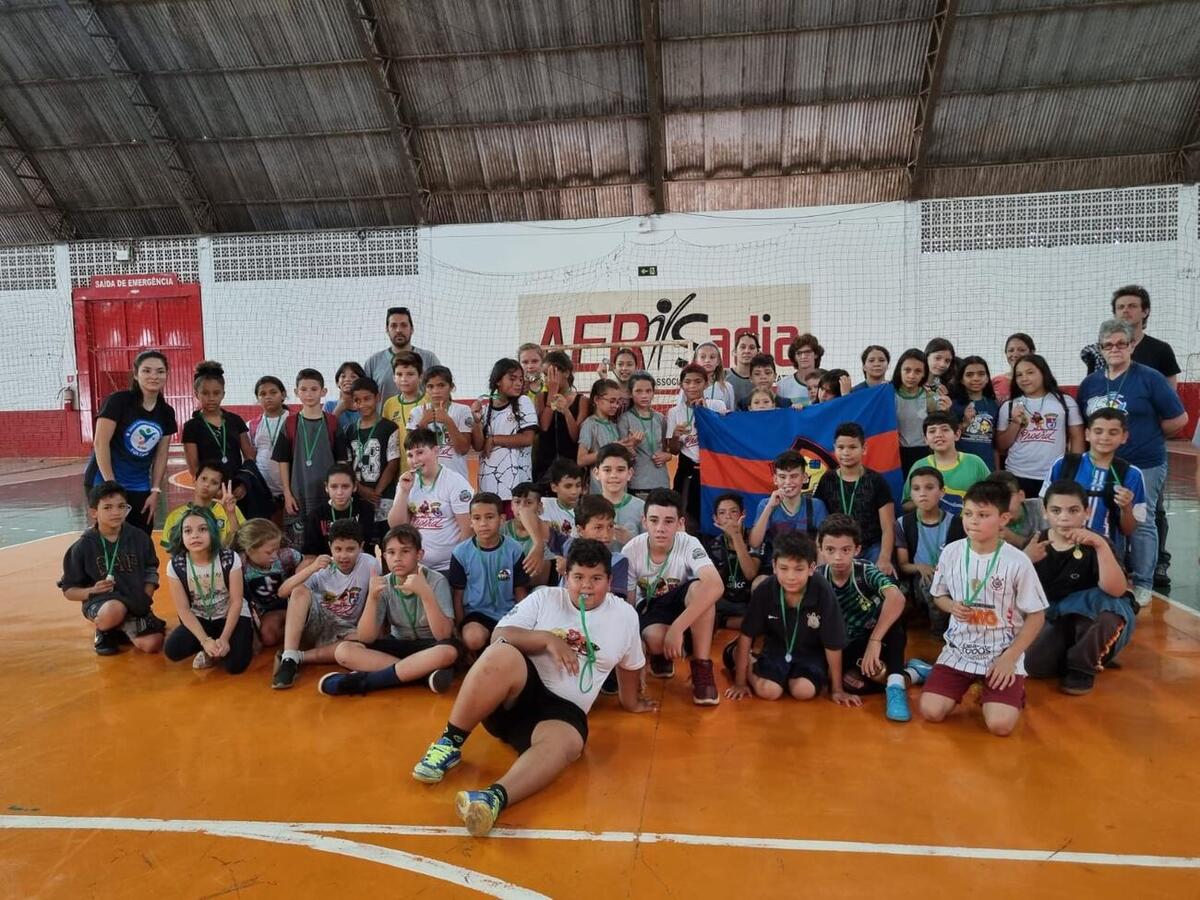 A competição envolve os alunos dos quintos anos, acontece na Associação Esportiva e Recreativa Sadia (AER Sadia) e segue até a quinta-feira (01)