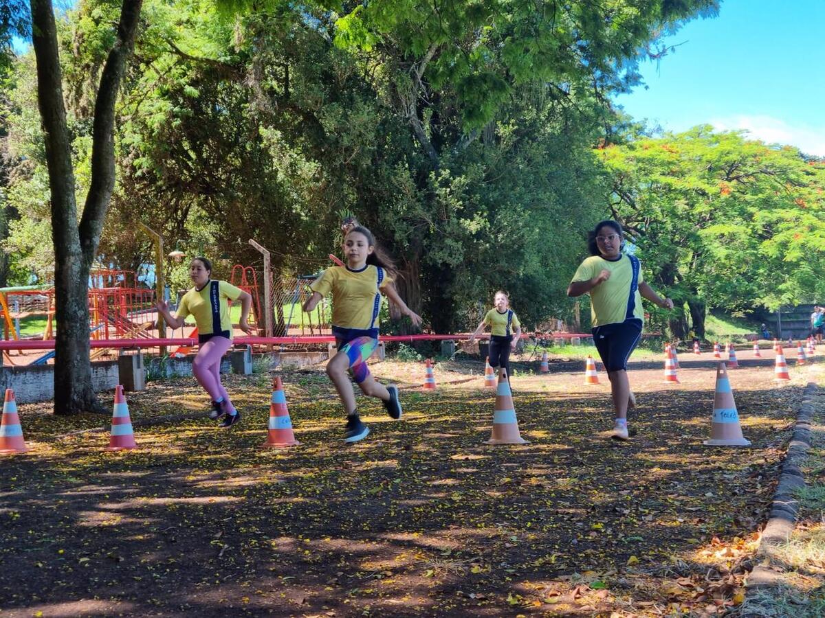 A competição envolve os alunos dos quintos anos, acontece na Associação Esportiva e Recreativa Sadia (AER Sadia) e segue até a quinta-feira (01)