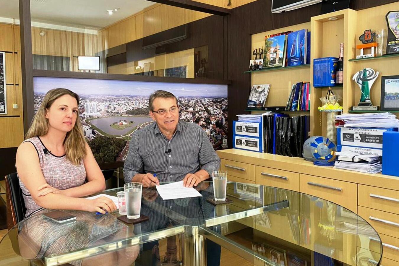 O prefeito Beto Lunitti e a secretária de Recursos Humanos Marta Fath anunciaram, nesta sexta-feira (11), o pagamento de R$ 3.087.512,66 em progressões retroativas referentes aos anos de 2017 a 2019