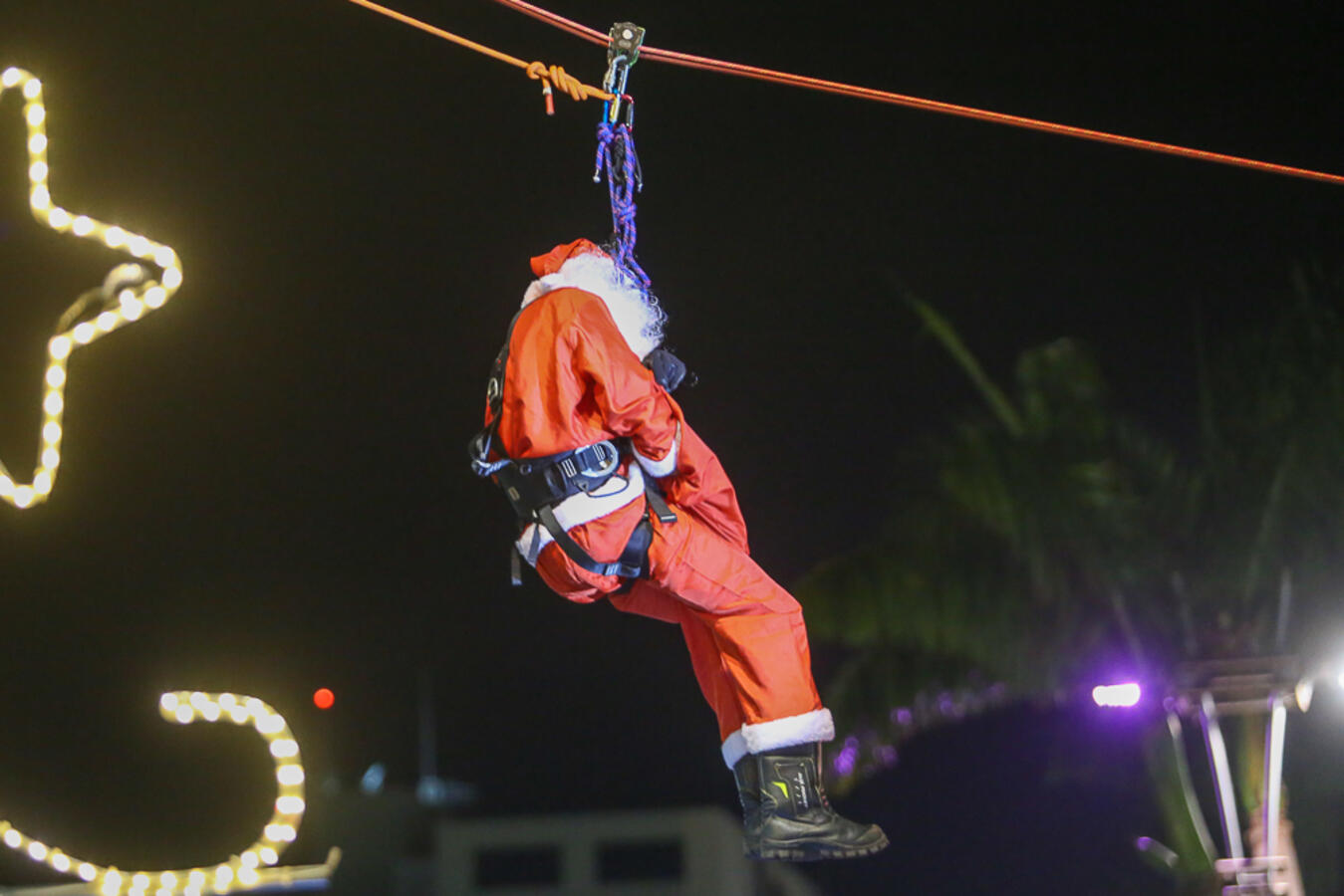 Toledo abre Natal Encantado com acendimento das luzes e chegada o Papai Noel