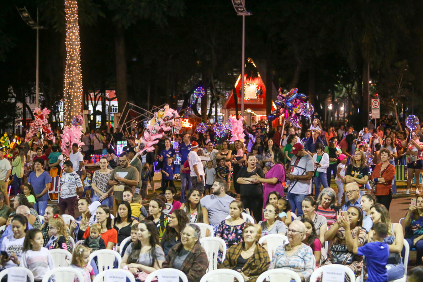 Toledo abre Natal Encantado com acendimento das luzes e chegada o Papai Noel