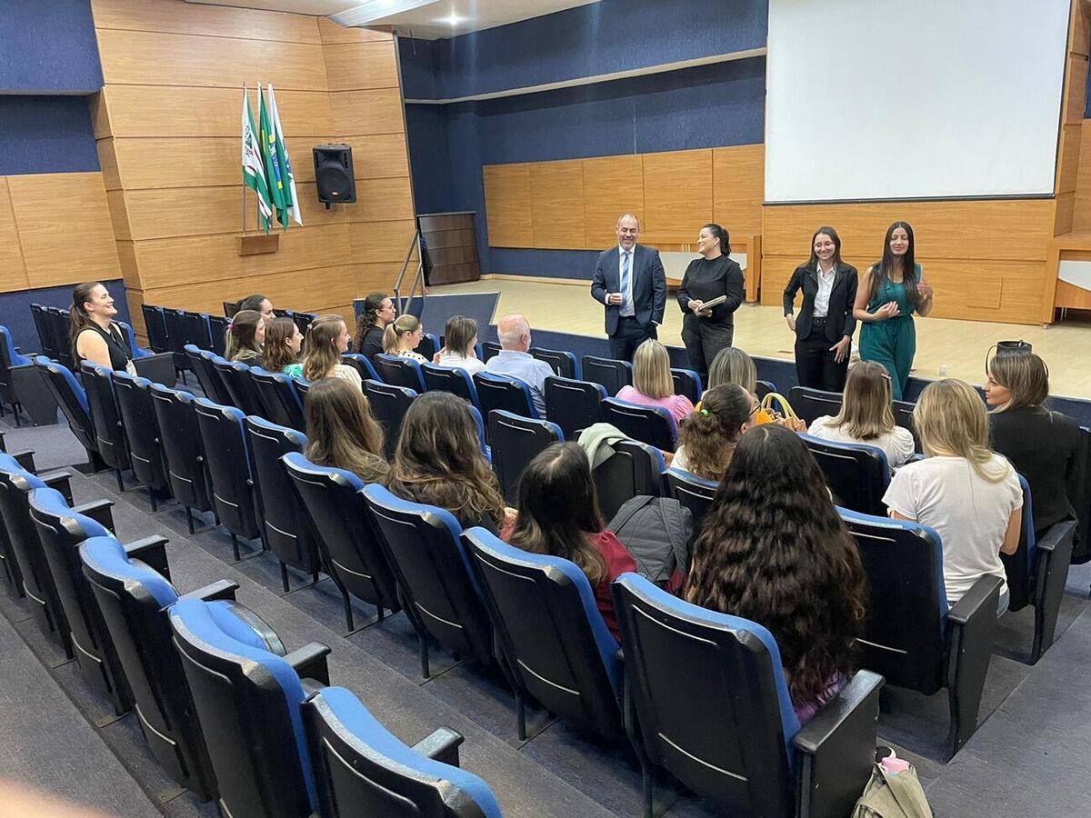 Mediado pelo promotor José Roberto Moreira, diálogo contou com a presença de colaboradores dos três departamentos da Secretaria Municipal da Saúde