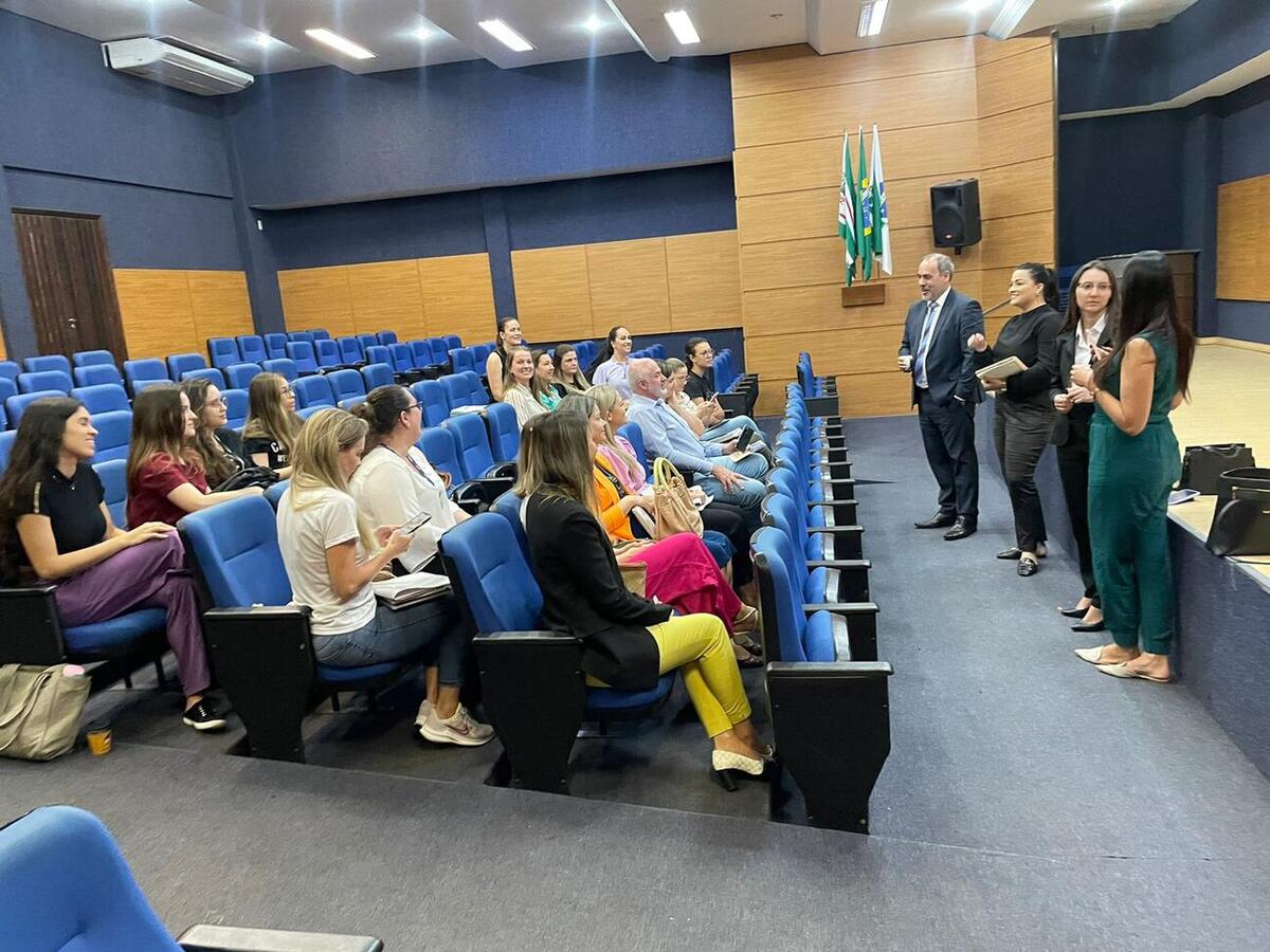 Mediado pelo promotor José Roberto Moreira, diálogo contou com a presença de colaboradores dos três departamentos da Secretaria Municipal da Saúde