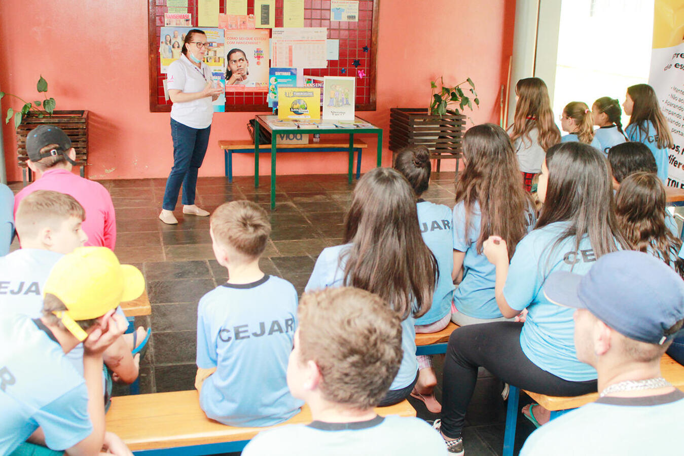 Profissionais de vários setores da Secretaria Municipal da Saúde (SMS) marcaram presença, oferecendo vários serviços e orientações à comunidade escolar