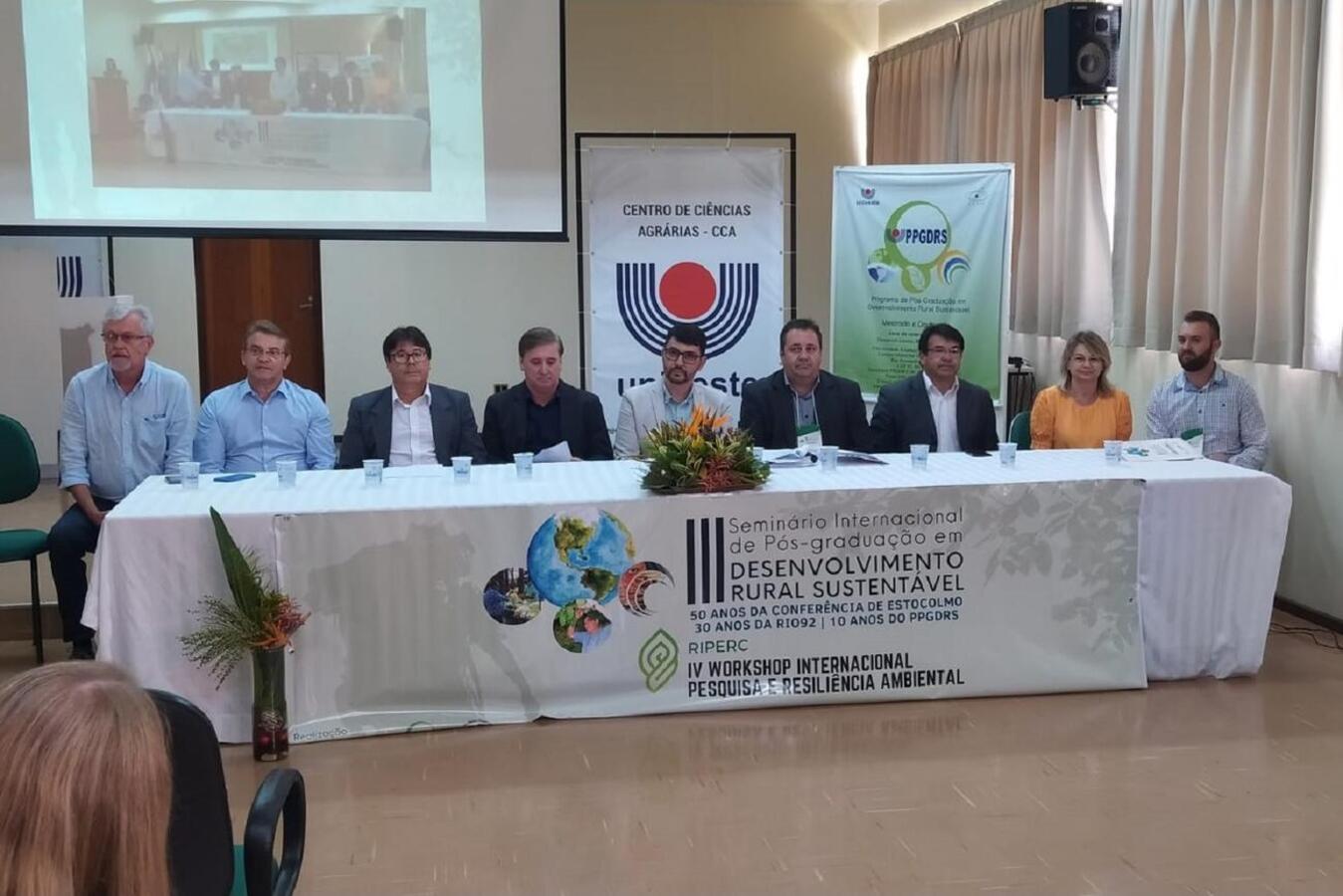 Ao lado do prefeito Beto Lunitti, o diretor Luiz Carlos Bazei e as nutricionistas da Cozinha Social, Denise Hoffmann e Vanesa Correa, foram homenageados