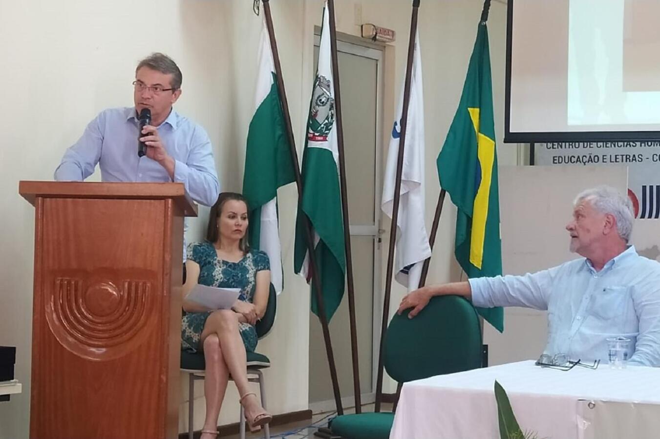 Ao lado do prefeito Beto Lunitti, o diretor Luiz Carlos Bazei e as nutricionistas da Cozinha Social, Denise Hoffmann e Vanesa Correa, foram homenageados
