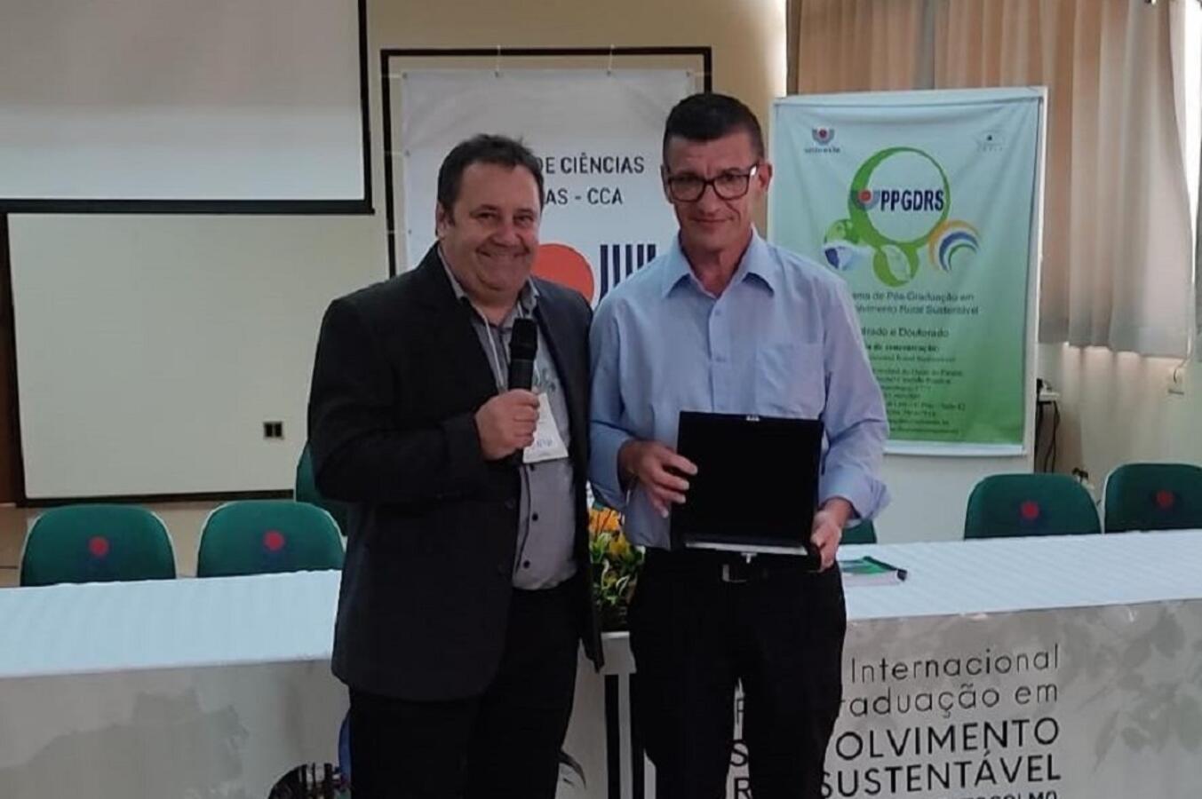 Ao lado do prefeito Beto Lunitti, o diretor Luiz Carlos Bazei e as nutricionistas da Cozinha Social, Denise Hoffmann e Vanesa Correa, foram homenageados
