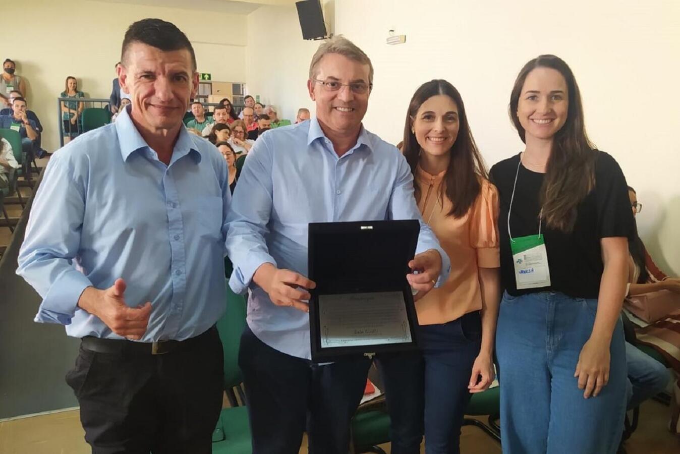 Ao lado do prefeito Beto Lunitti, o diretor Luiz Carlos Bazei e as nutricionistas da Cozinha Social, Denise Hoffmann e Vanesa Correa, foram homenageados