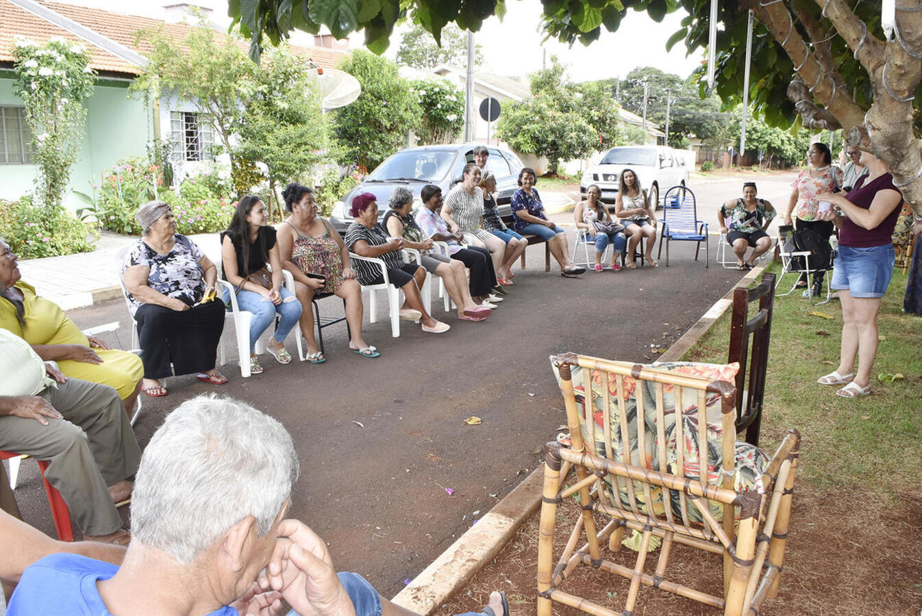 Com auxílio de estudantes dos cursos de barbeiro e cabeleireiro do Senac/PR, os 16 alunos do curso de cuidadores de idosos ofereceram várias atividades aos 23 moradores do Recanto Feliz