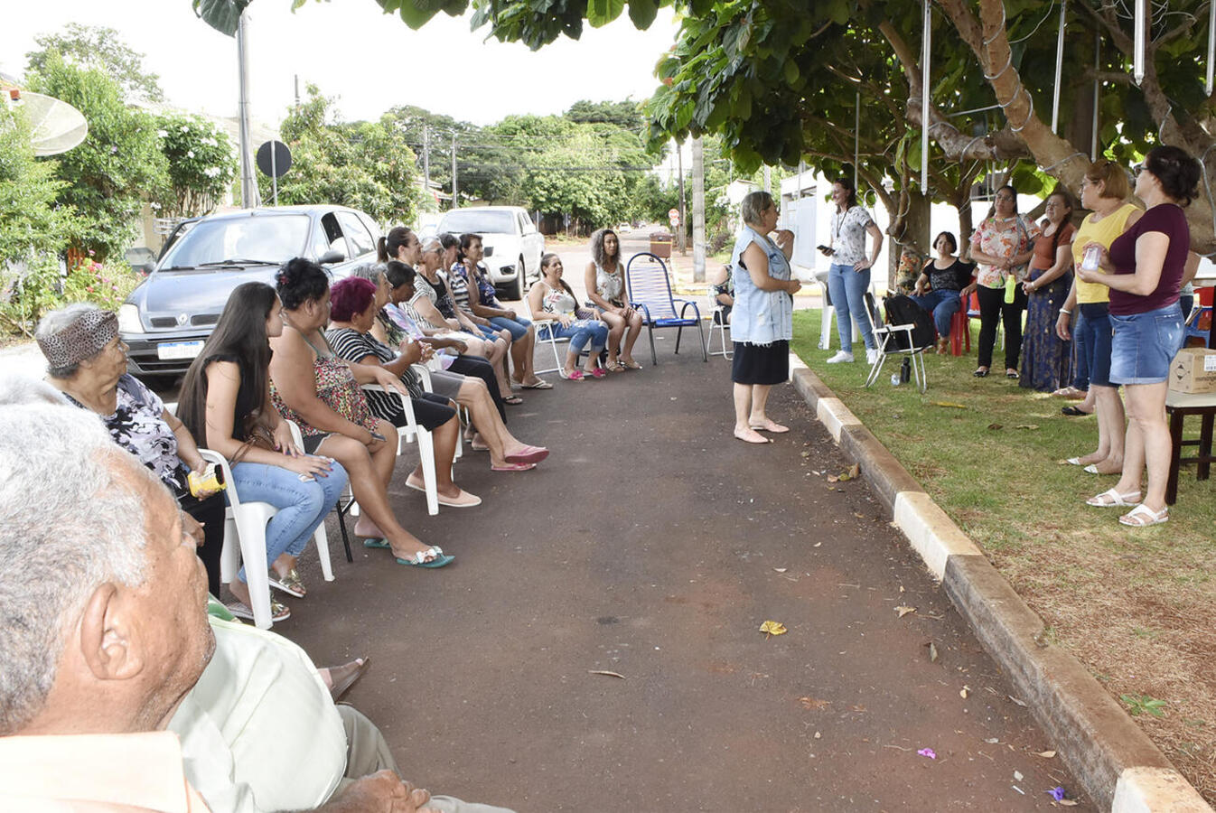 Com auxílio de estudantes dos cursos de barbeiro e cabeleireiro do Senac/PR, os 16 alunos do curso de cuidadores de idosos ofereceram várias atividades aos 23 moradores do Recanto Feliz