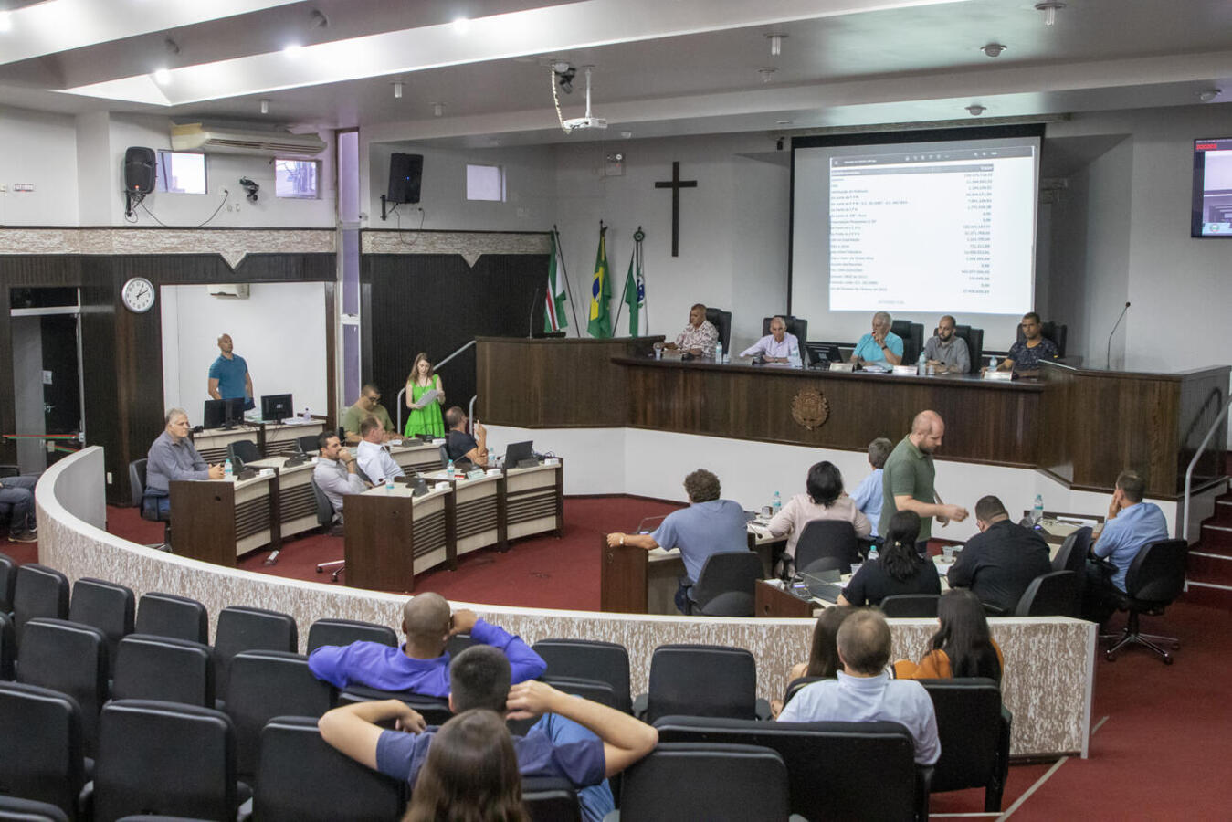 Entrega de simbólica de cheques, referentes a devoluções de sobras de 2021 e 2022, ocorreu na tarde desta quinta (22) no início da sessão extraordinária da Casa