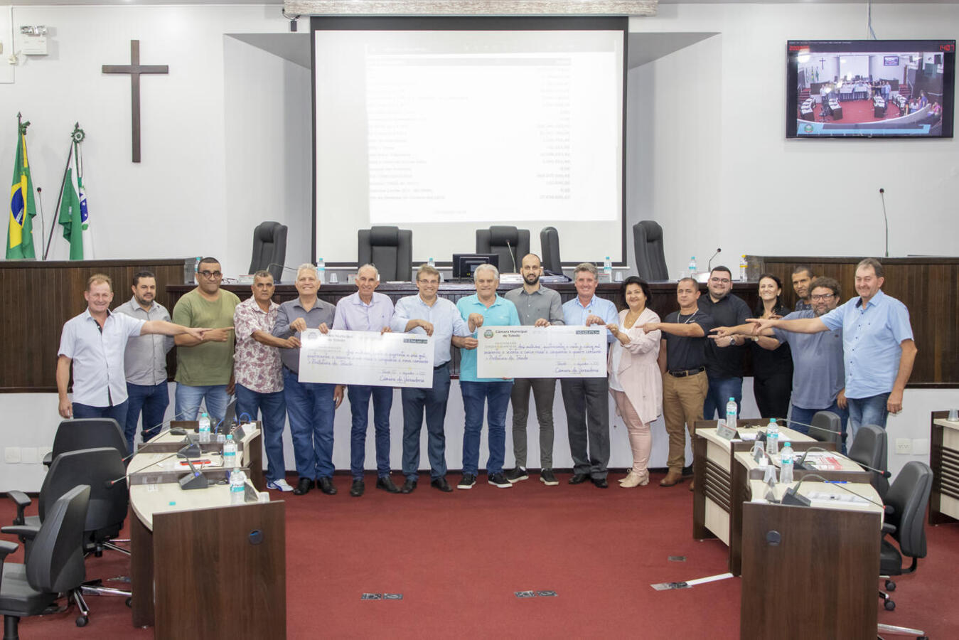 Entrega de simbólica de cheques, referentes a devoluções de sobras de 2021 e 2022, ocorreu na tarde desta quinta (22) no início da sessão extraordinária da Casa