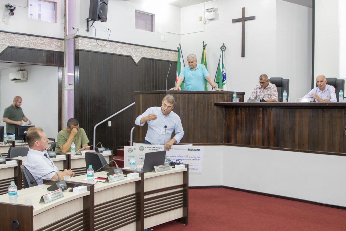 Entrega de simbólica de cheques, referentes a devoluções de sobras de 2021 e 2022, ocorreu na tarde desta quinta (22) no início da sessão extraordinária da Casa