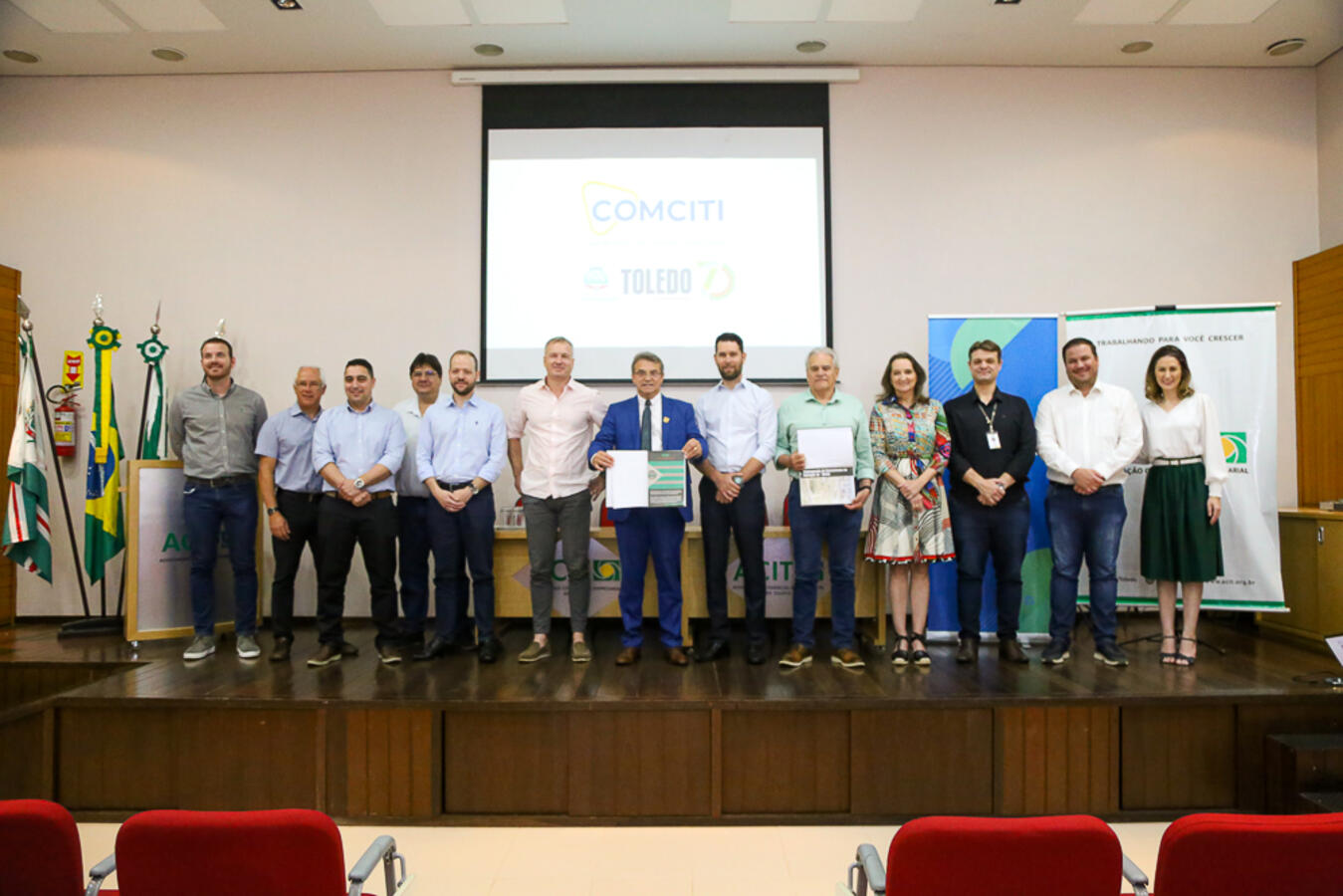 Prefeitura e Câmara recebem Plano Municipal de Inovação