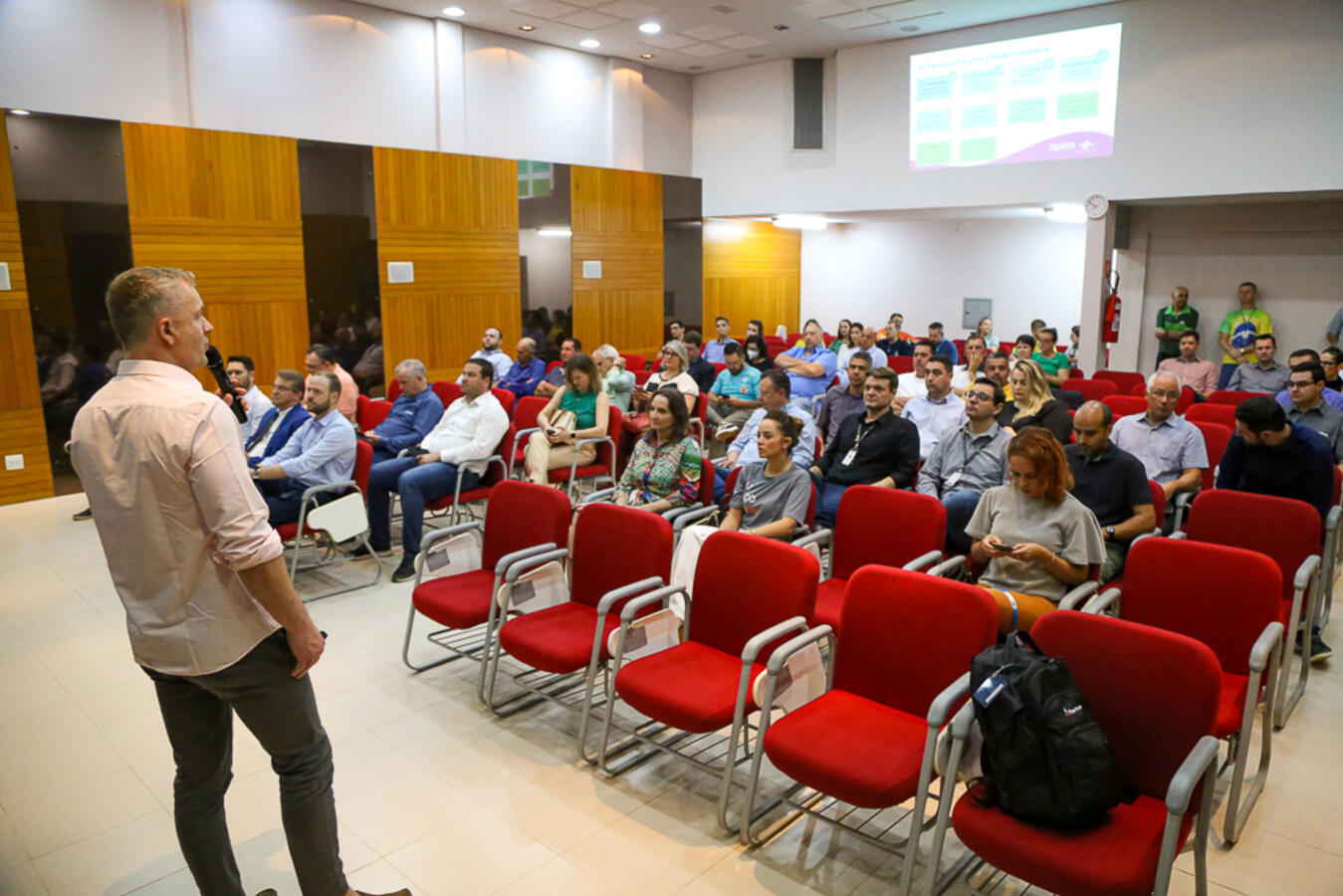 Prefeitura e Câmara recebem Plano Municipal de Inovação