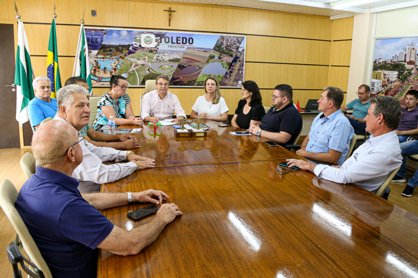 Prefeito sanciona Leis em reunião com vereadores e vereadoras