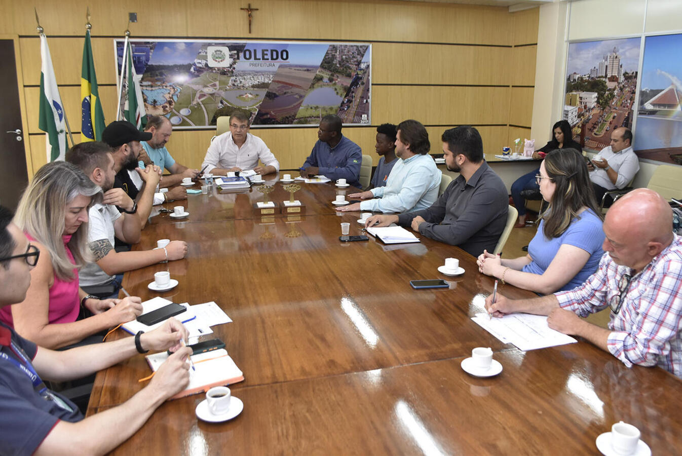 Ato foi realizado na manhã desta terça (17) na Sala de Reuniões do Gabinete do Prefeito e teve a presença de representantes de empresas vencedoras de licitações