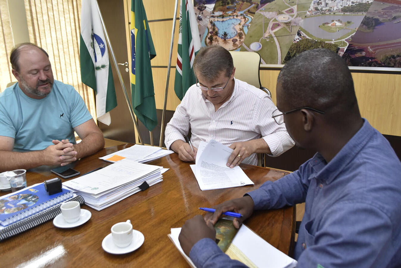 Ato foi realizado na manhã desta terça (17) na Sala de Reuniões do Gabinete do Prefeito e teve a presença de representantes de empresas vencedoras de licitações