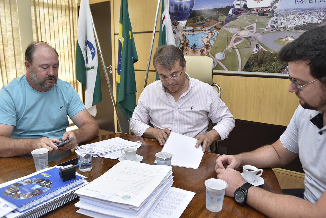 Ato foi realizado na manhã desta terça (17) na Sala de Reuniões do Gabinete do Prefeito e teve a presença de representantes de empresas vencedoras de licitações