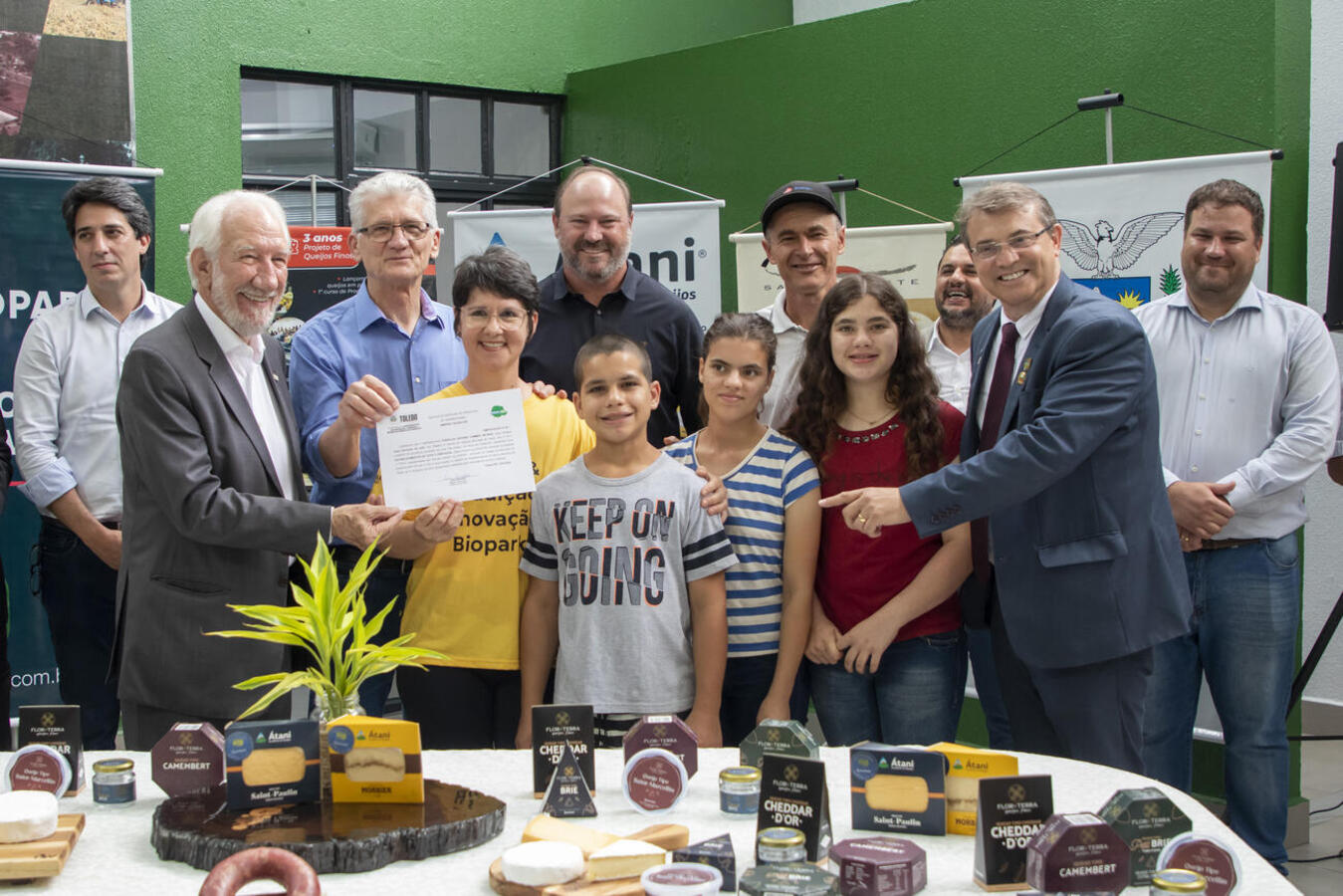 Entrega ocorreu nesta segunda-feira (16), no Centro de Eventos Ismael Sperafico, durante o Seminário Agenda para o Desenvolvimento Regional Sustentável