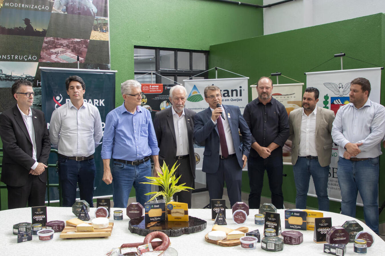 Entrega ocorreu nesta segunda-feira (16), no Centro de Eventos Ismael Sperafico, durante o Seminário Agenda para o Desenvolvimento Regional Sustentável