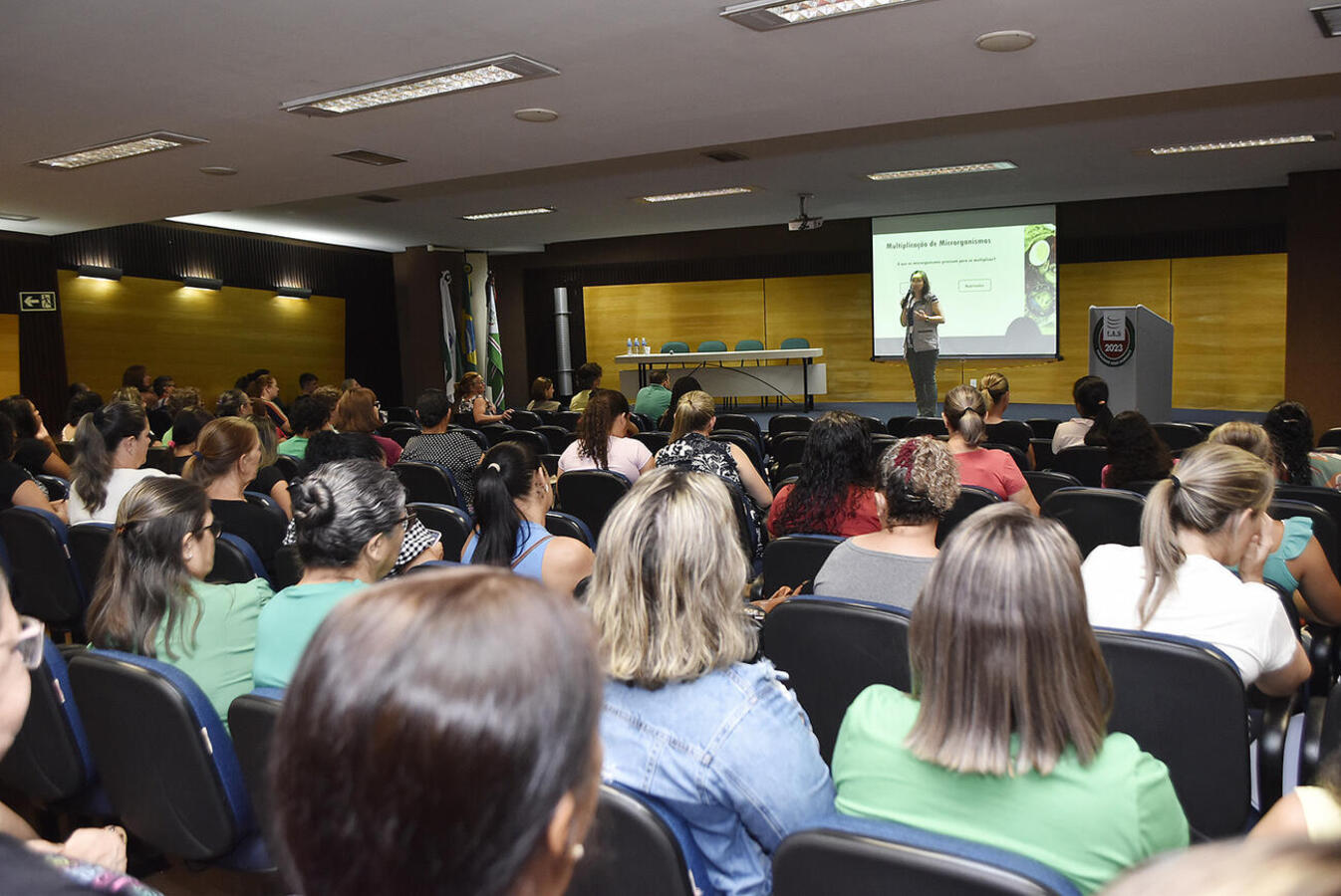 Cerca de 100 profissionais dos cmeis e escolas dos distritos de Toledo participaram da formação continuada para qualificação no preparo dos alimentos