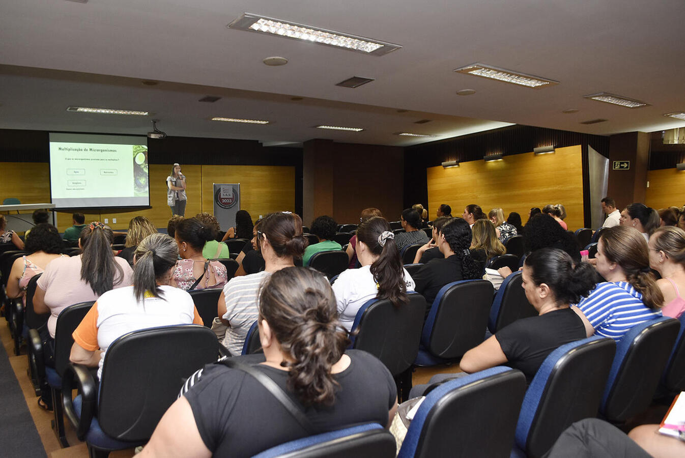Cerca de 100 profissionais dos cmeis e escolas dos distritos de Toledo participaram da formação continuada para qualificação no preparo dos alimentos