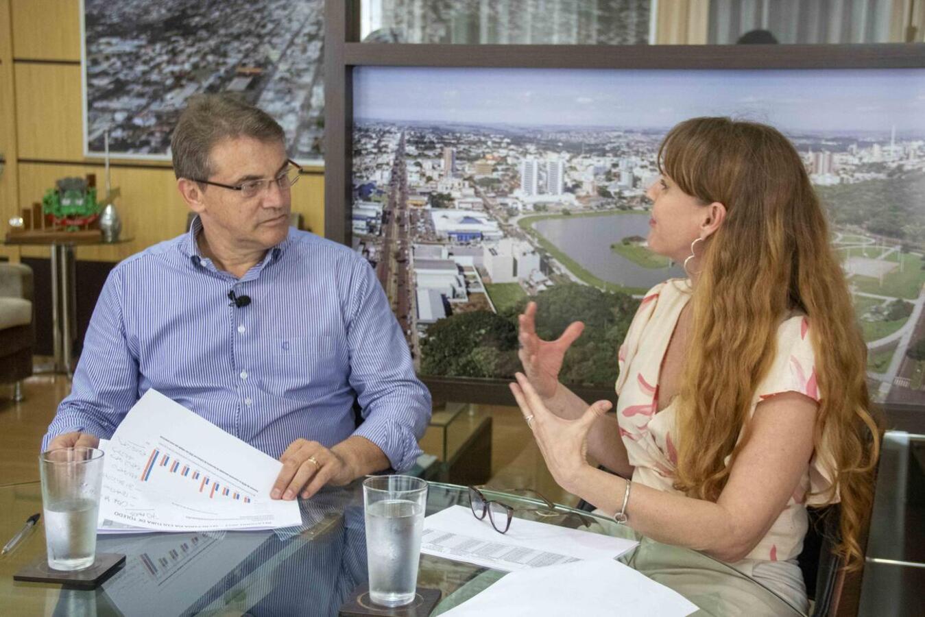 Em conversa com o prefeito Beto Lunitti, secretária Rosselane Giordani falou sobre investimentos e eventos realizados pela pasta, a maioria alusiva aos 70 anos de Toledo