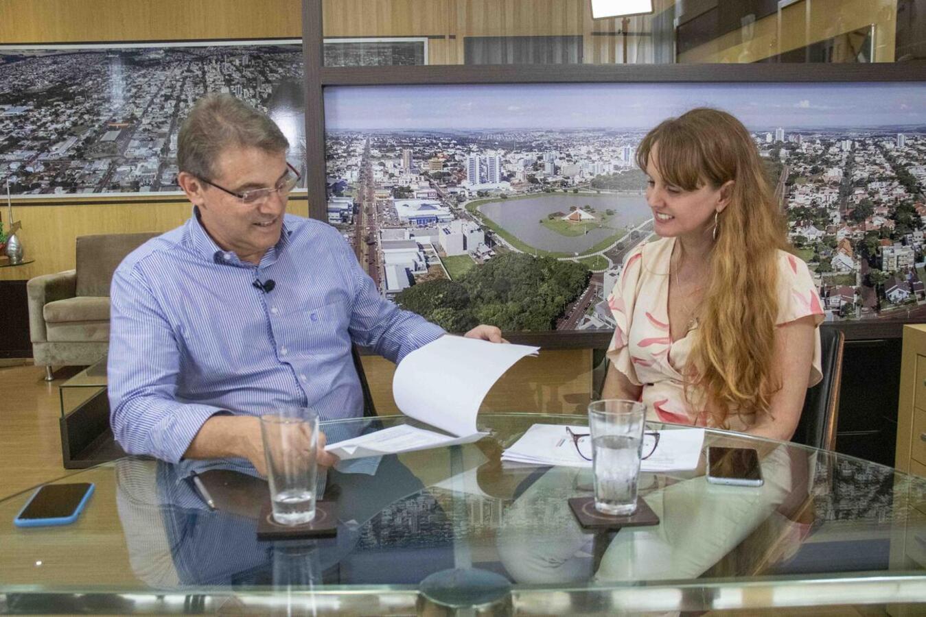 Em conversa com o prefeito Beto Lunitti, secretária Rosselane Giordani falou sobre investimentos e eventos realizados pela pasta, a maioria alusiva aos 70 anos de Toledo