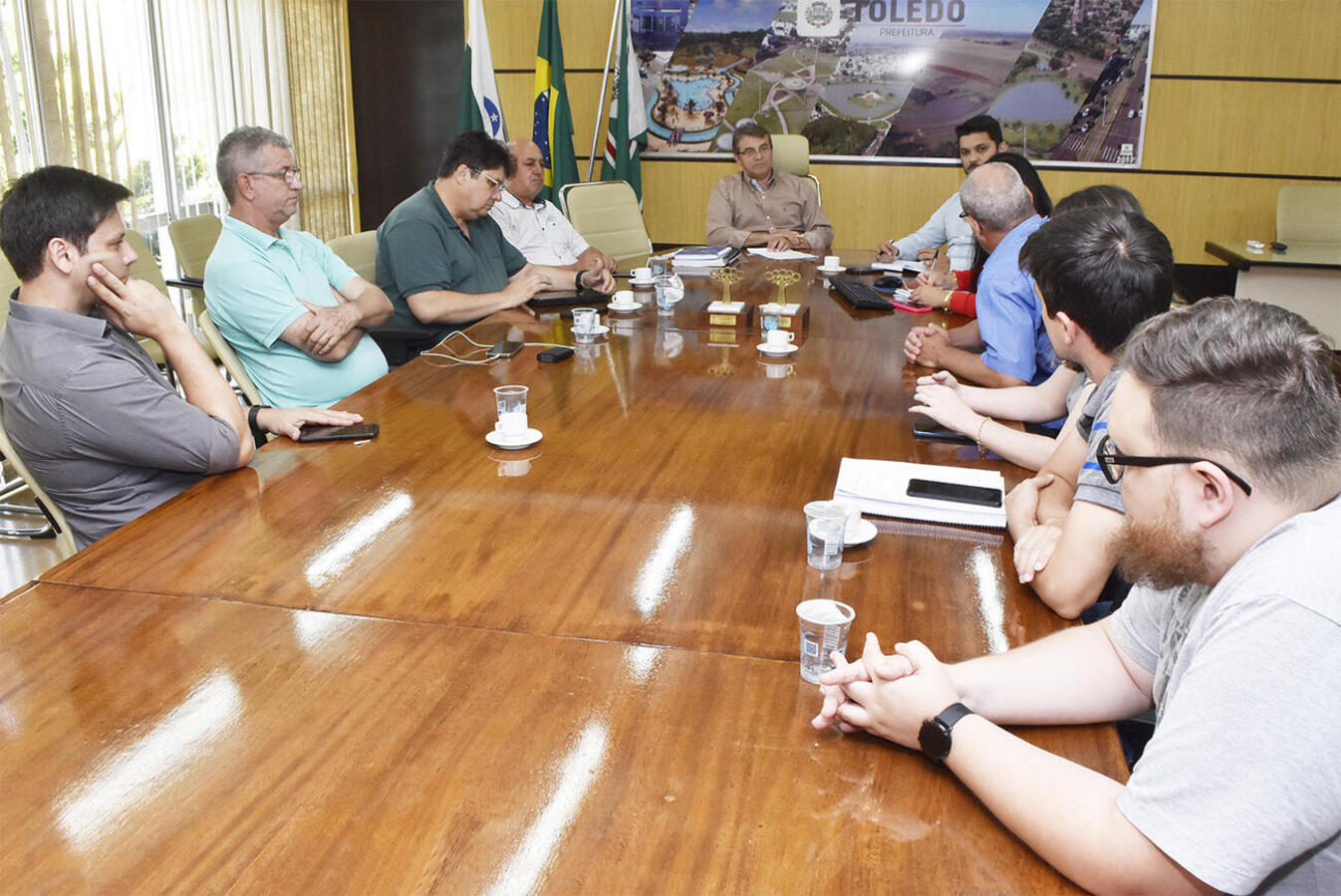 Encontro, na tarde desta quarta-feira (25), reuniu sócio-administrador da empresa prestadora do serviço e servidores de departamentos técnicos do governo municipal