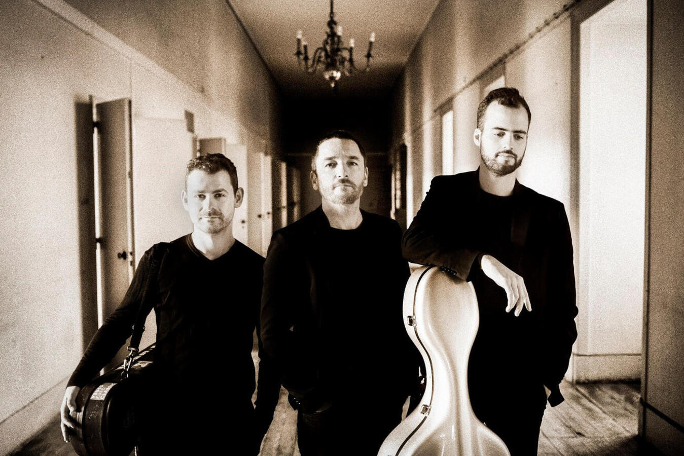 Fernando Costa (violoncelista), João Vasco (violinista) e Pedro Lopes (pianista e diretor) são os protagonistas do espetáculo “2016”, que terá lugar no Teatro Municipal às 19h30