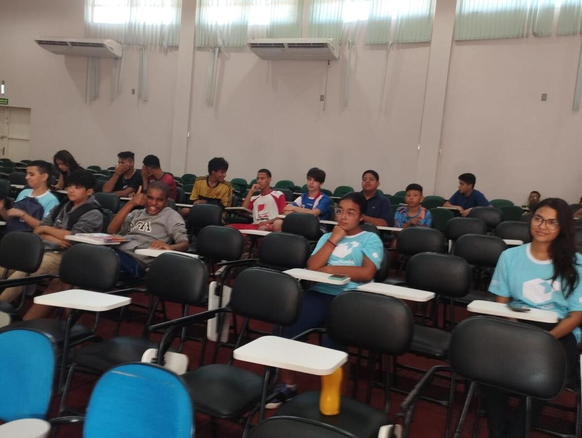 Ação realizada nesta segunda (13) integra campanha de departamentos da SMS que visa discutir com o público adolescente os cuidados com a saúde
