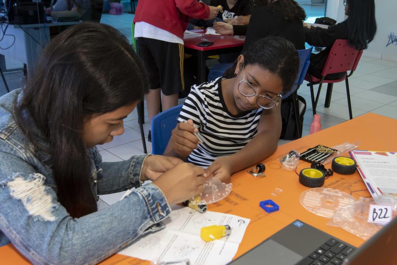 Interessados em participar de programa, que oferece qualificação profissional em robótica e programação para jovens de 12 a 20 anos, já podem realizar procedimento via internet