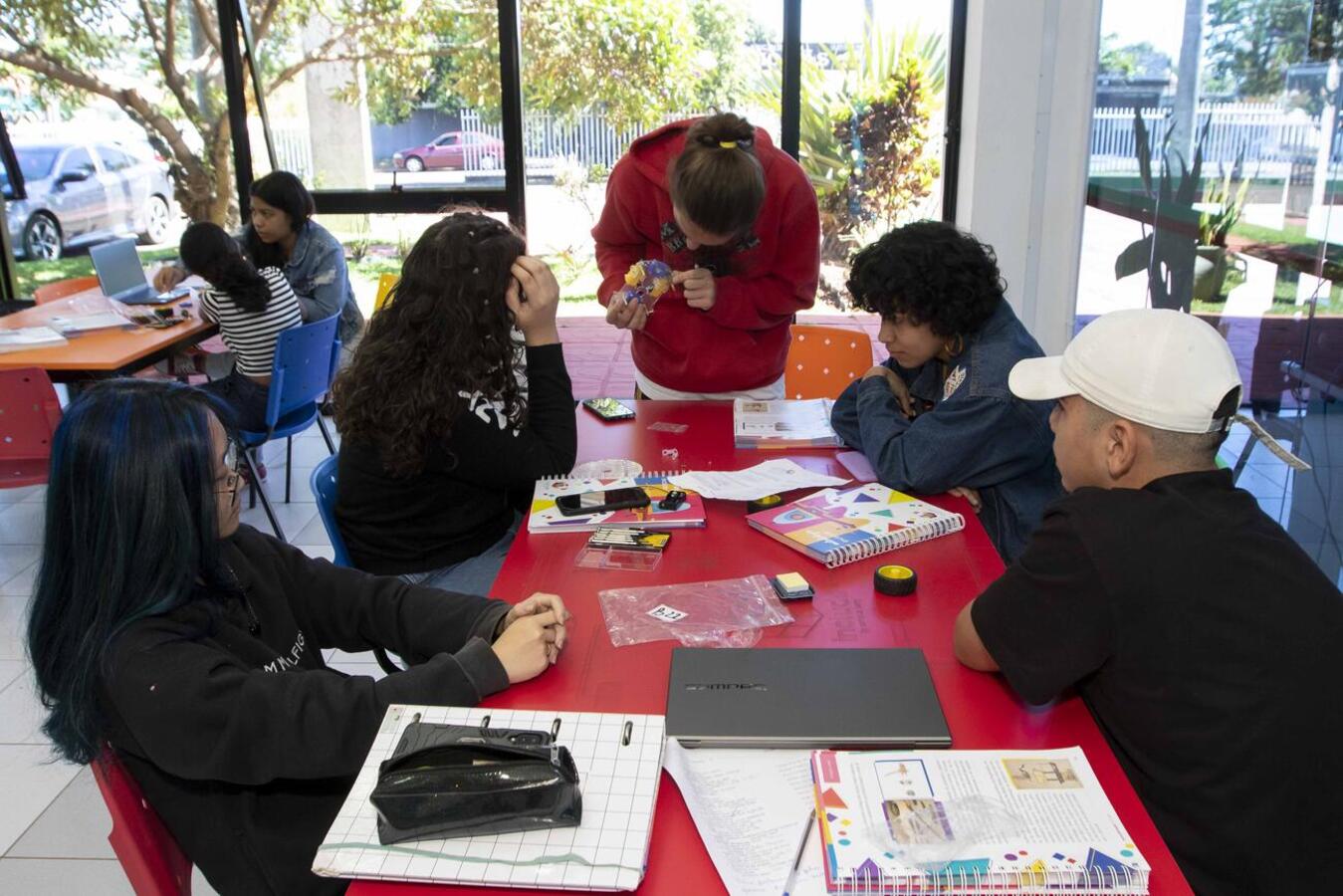 Interessados em participar de programa, que oferece qualificação profissional em robótica e programação para jovens de 12 a 20 anos, já podem realizar procedimento via internet