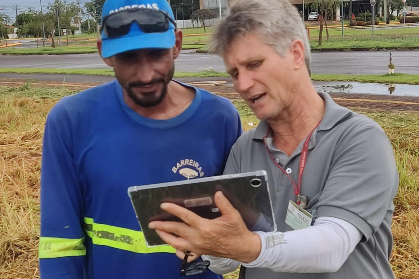 Com uso de tablet, atendimento a protocolos de roçada e varrição em imóveis do município ficou mais célere e assertivo, evitando desperdício de tempo e recursos