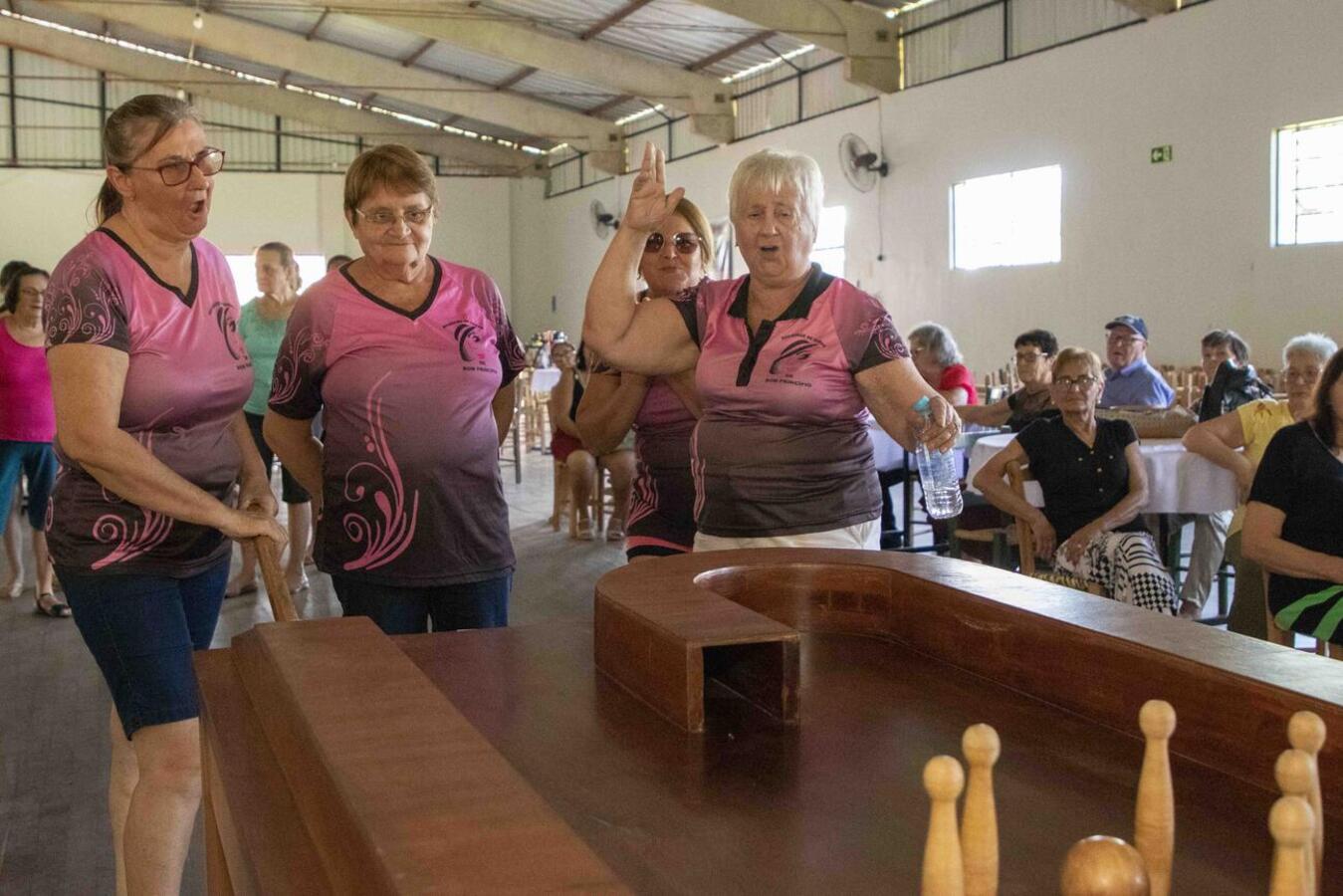 Dia da Mulher: idosas participam do 1º Torneio de Bolãozinho de Mesa